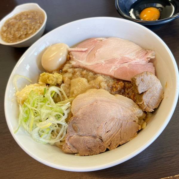 「ジャージャー麺温中＋味玉＋ローストポーク＋小口ネギ『コール』にん」@ラーメンどでん 大宮店の写真