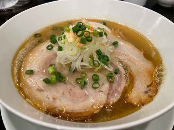 「塩拉麺　味付玉子」@創作麺工房 鳴龍の写真