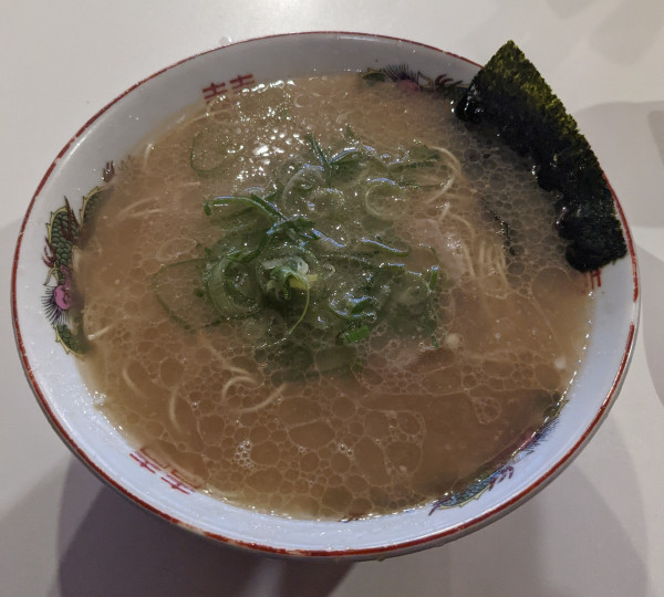 「らーめん + 替え玉」@中洲屋台 長浜ラーメン 初代 健太の写真