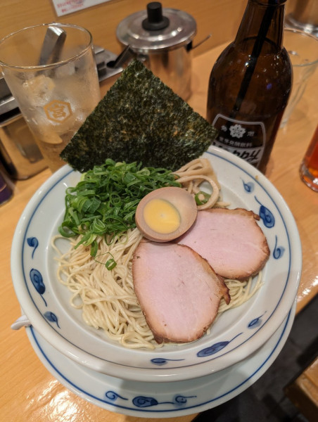 「東京とんこつ油そば＋ガツ刺し＋きくらげ皿＋ホッピー」@らあめん 渋谷三丁目の写真