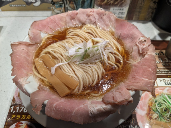 「ピストル930円 チャーシュー5枚、大盛」@ラーメン大戦争 西新宿店の写真