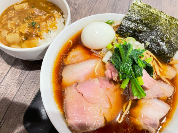 「X限定 新焼豚麺＋半熟卵＋ひき肉と玉ねぎのカレー(1650)」@三つ由の写真