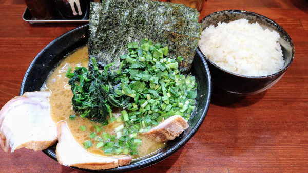 「ラーメン+海苔･スモークロース･トロトロバラ肉･生韮･ライス」@横浜家系らーめん 天王家 寒川総本店の写真