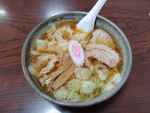 「ワンタンメン　大盛り　750+100円」@あたごや食堂の写真