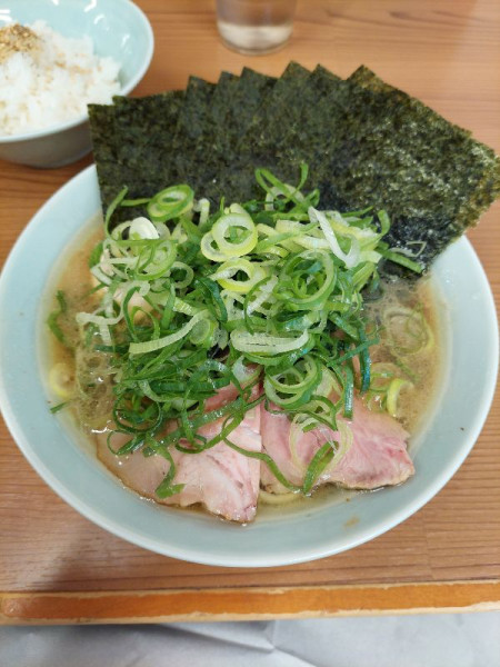 「外伝ラーメン並＋九条ネギ＋無料ライス」@家系らーめん 武将家 外伝の写真