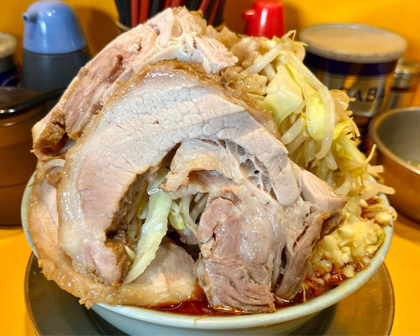 「小ラーメン ブタ増し 辛い奴4倍 玉ねぎたまご」@ラーメン二郎 八王子野猿街道店2の写真