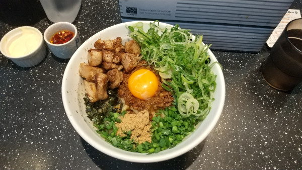 「九条ネギ盛台湾まぜそば大 辛味増し+コロチャー+マヨ」@麺屋 こころ 高田馬場店の写真