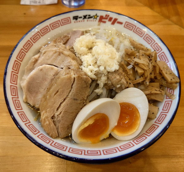 「全部のせ豚出汁ラーメン(並、麺半分、1200円)」@ラーメン☆ビリー 川越クレアモール店の写真
