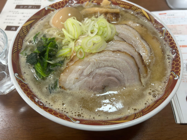 「背脂醤油チャーシューメン」@自家製手もみ麺 ラーメン赤松の写真