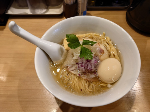 「味玉塩らぁ麺〜ポルチーニ香る〜・・950円」@らぁ麺まる鈴 本厚木店の写真