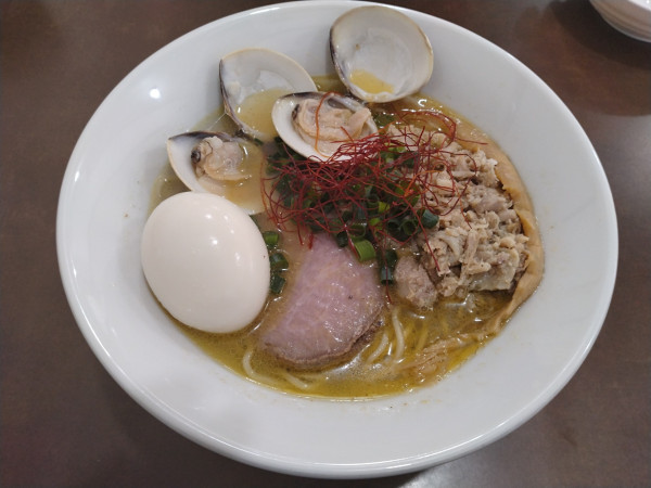 「味玉貝塩拉麺(焦がしアサリ油)¥1330-」@麺屋 心羽の写真