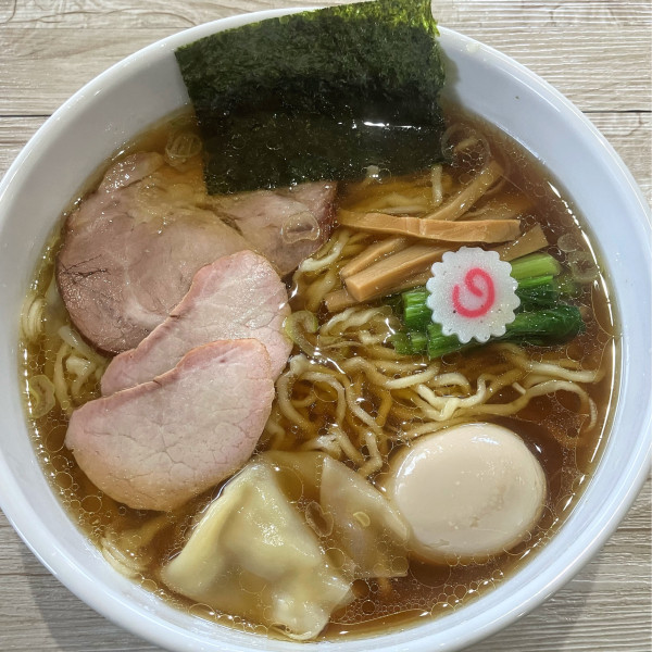 「ワンタン麺味玉入り1200円」@とら食堂 松戸分店の写真