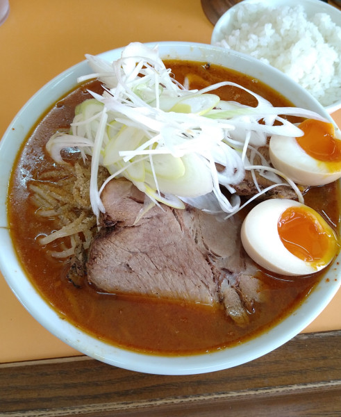 「辛味噌ラーメン(1辛)+チャーシュー､ねぎ､半ライス」@NEW Akkeyラーメンの写真