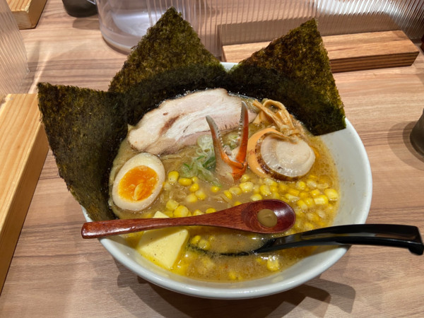 「北海道贅沢グルメらーめん（1980円）」@らーめん空 新千歳空港店の写真