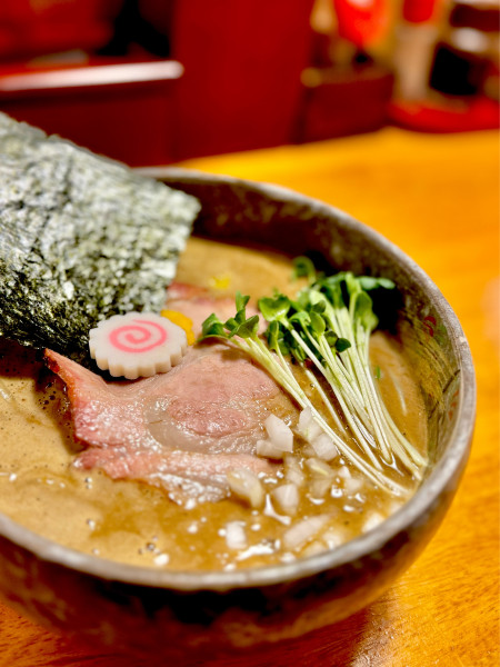 「燻製秋刀魚と伊吹のらーめん1,050円」@豚骨らーめん れんの写真