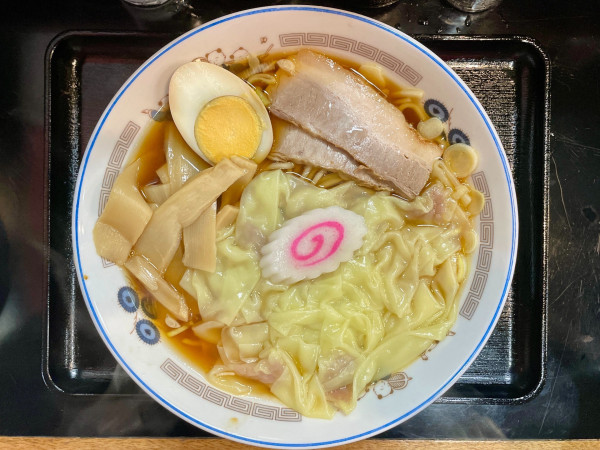 「サッポロ赤星２本＋チャーシュー皿→ ワンタン麺」@中華そば 下連雀の写真