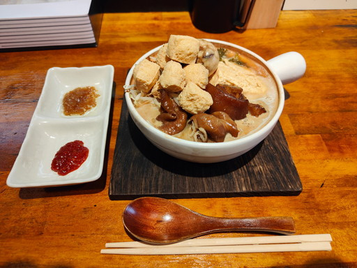 「臭豆腐麺　茶卵トッピング+揚げ臭豆腐増し」@臭豆腐麺の写真