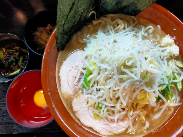 「ラーメン大1150円+生姜50円+生卵70円」@豚星。の写真
