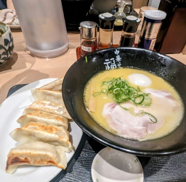 「鶏白湯ラーメン1,080円＋黒豚肉汁焼餃子480円」@極上中華そば 福味 東京駅KITTE店の写真