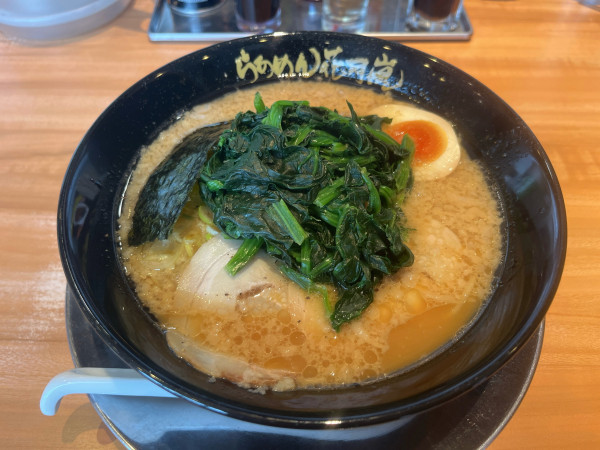 「嵐げんこつらぁめん　ほうれん草」@らあめん花月嵐 戸田美女木店の写真