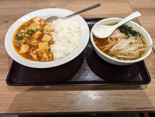 「マーボー丼・半ラーメン」@華心苑 町屋店の写真