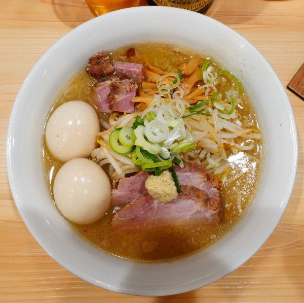 「味噌らーめん＋もやし＋煮玉子×2＋ビール（中瓶）」@三ん寅の写真