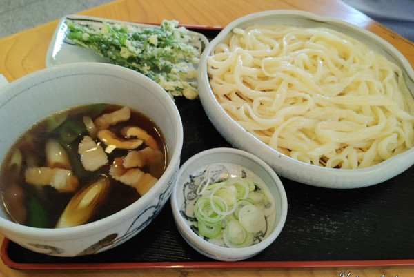 「肉汁うどん（豚：720円）、春菊天（150円）」@手打ちうどん専門店 清水やの写真