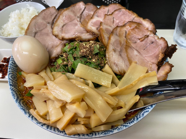 「勝浦タンタン麺＋チャーシュー＋メンマ＋味玉＋ニラ」@ビンギリの写真