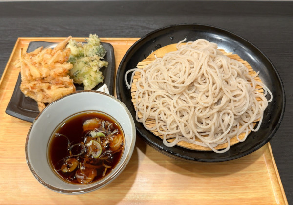 「旬野菜のかき揚げせいろ(470円)+そば大盛り(40円)」@小諸そば 麹町店の写真