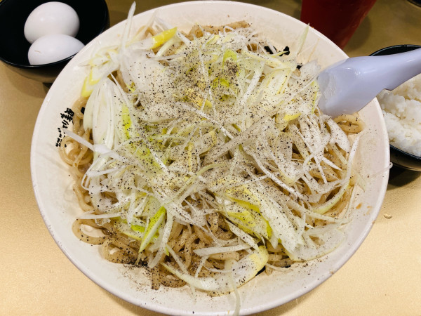 「超背脂ネギまぜそば(大・冷盛)＋追飯」@超ごってり麺 ごっつ 亀戸本店の写真