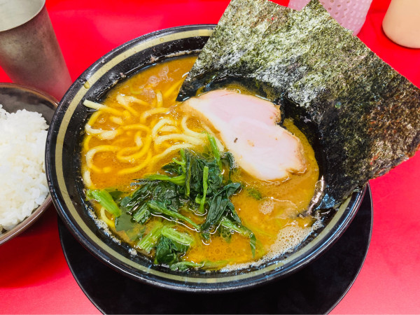 「ラーメン(濃・多)＋ライス(大盛)」@IEKEI_TOKYO 王道家直系の写真