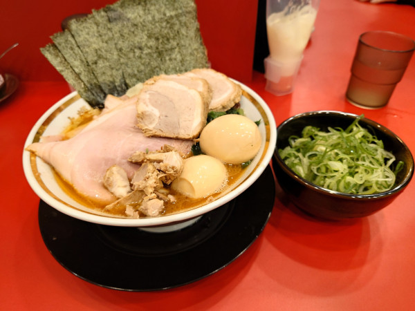 「特製ラーメン中  九条ネギ 煮豚 味玉 硬め濃いめ多め」@大輝家直系 麺屋 旭の写真