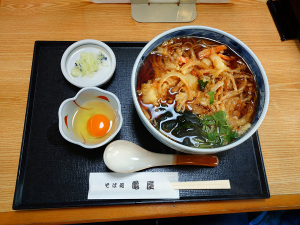 「かき揚げ天ぷらそば（900円）」@そば処 亀屋の写真