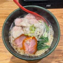 ワンタン麺(950円)