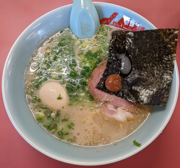 「朝ラーメン 520円 （+無料味玉トッピング）」@ラーメン山岡家 つくば中央店の写真