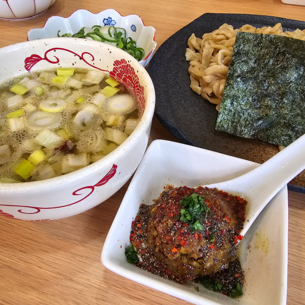 「特製つけそば、カレー玉、佐藤さんちの九条ねぎ」@中華そば専門 とんちぼの写真