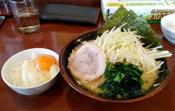 「ねぎラーメン（910円）、ご飯＆生卵（無料）」@横濱家系ラーメン 茜家の写真