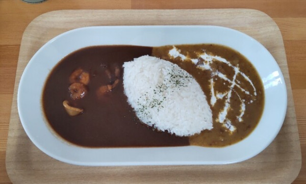 「カレーEランチ950円／チキンとシーフードのあいがけ」@cafe Linoの写真