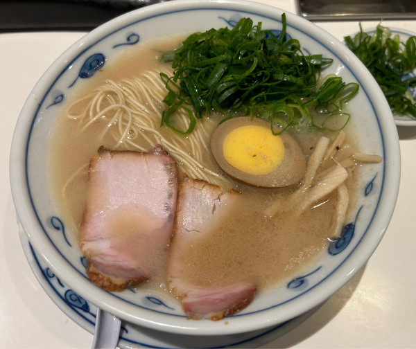 「らあめん＋ネギ多め＋替玉＋サービスライス」@らあめん英 本店の写真