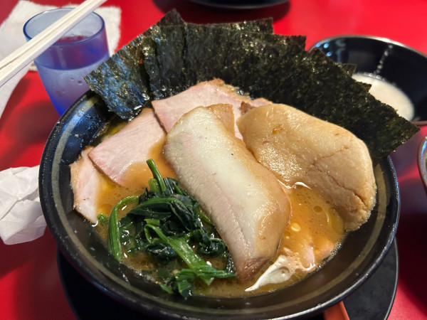 「チャーシューメン3枚　のり　トントロ×2    背脂(別皿)  」@家系ラーメン 王道家の写真