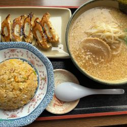 にんたま醤油ラーメンチャーハンセット（1040円）、ギョーザ