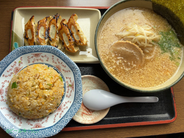 「にんたま醤油ラーメンチャーハンセット（1040円）、ギョーザ」@ゆにろーず 大宮TS店の写真