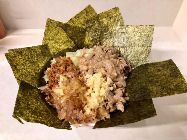 「塩混ぜそば大盛り　海苔　生姜　野菜マシ」@ファットン 金沢八景店の写真