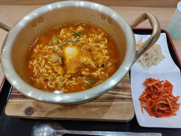 「辛ラーメン　※おかず２品付き」@韓味屋 イオンスタイル上田店の写真