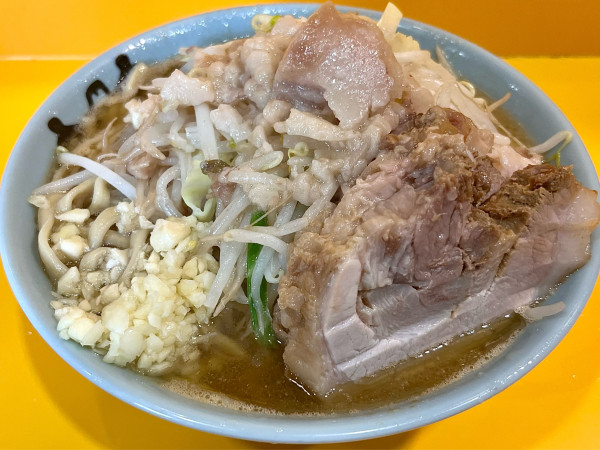 「小ラーメン 煮干し油 ニンニク ヤサイスクナメ アブラ」@ラーメン二郎 八王子野猿街道店2の写真