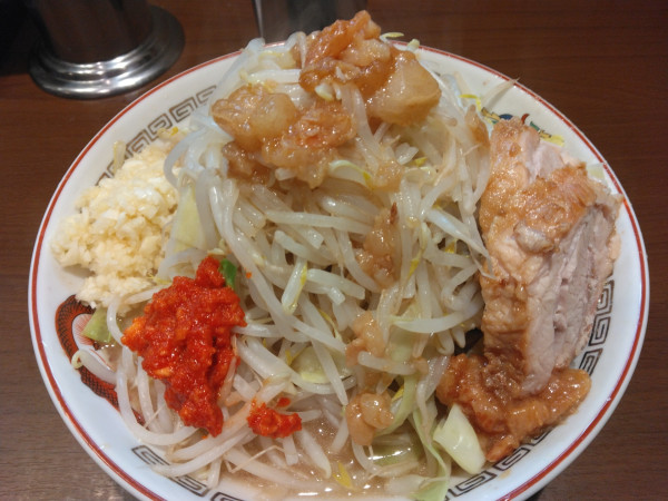 「小ラーメン900円全マシアレ(ニンニク豆板醤)」@豚山 横浜西口店の写真