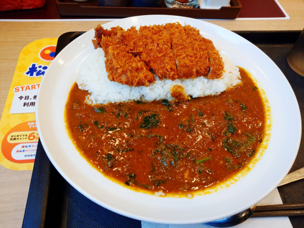 「ロースカツ欧風カレー大盛り＋ほうれん草（880円）」@松屋 東大井町店の写真
