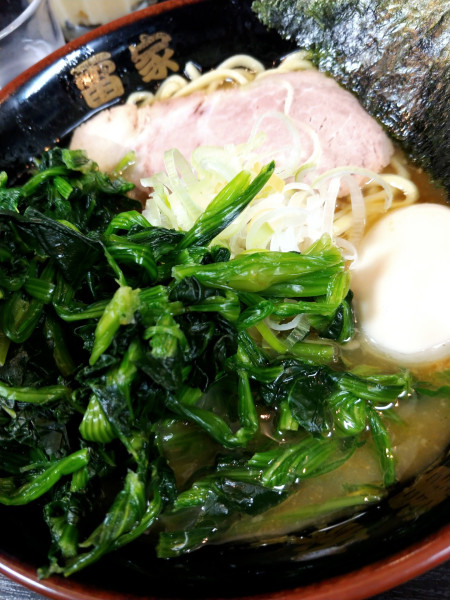 「ラーメン・味玉＆ほうれん草増し」@雷家の写真