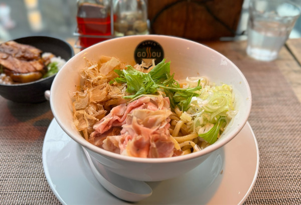 「油そば+ミニ丼セット(角煮丼)¥1200」@RAMEN GOSSOU 新橋店の写真
