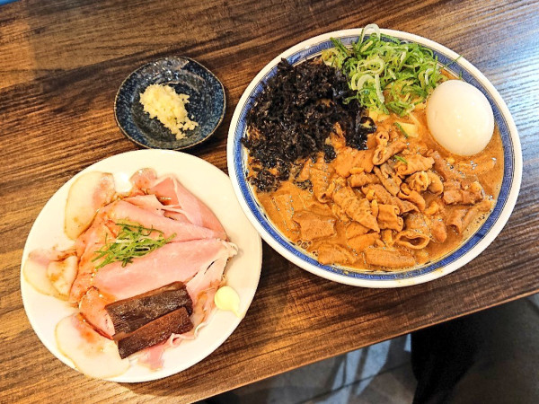 「もつ煮味噌ラーメン、味玉、肉丼」@むかん 初台の写真